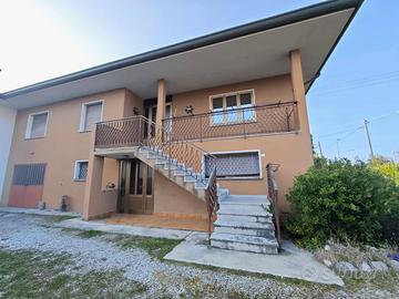 BIFAMILIARE TRICAMERE: accogliente, sicura e co...