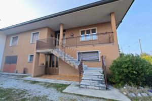 BIFAMILIARE TRICAMERE: accogliente, sicura e co...