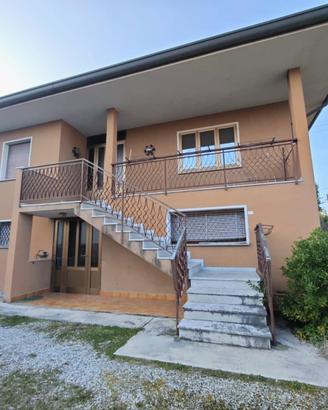 BIFAMILIARE TRICAMERE: accogliente, sicura e co...