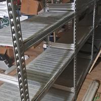 scaffale con piani in lamiera