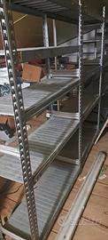 scaffale con piani in lamiera