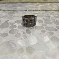 Anello in oro bianco con diamanti – fascia larga