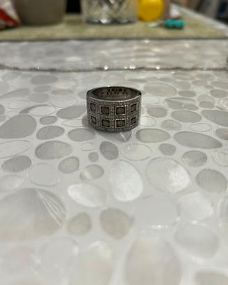 Anello in oro bianco con diamanti – fascia larga