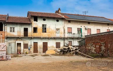 CHIVASSO CASA SEMI INDIPENDENTE CON CORTILE