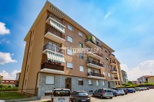 TRILOCALE IN ZONA CENTRALE CON BOX AUTO E CANTINA!