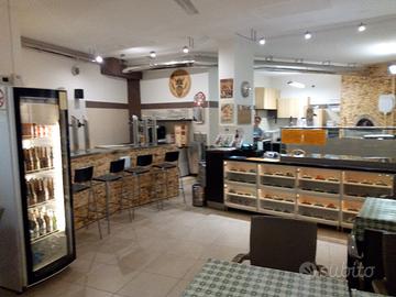 Pizza d'asporto con posti a sedere e angolo bar 