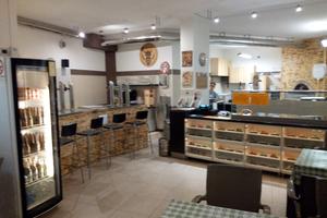 Pizza d'asporto con posti a sedere e angolo bar 