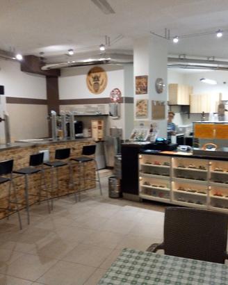 Pizza d'asporto con posti a sedere e angolo bar 