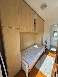 Camera a ponte completa con letto e armadi