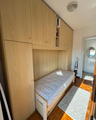 Camera a ponte completa con letto e armadi