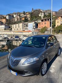 Lancia Ypsilon perfetta anche per neopatentati