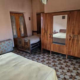 vecchi mobili camera cucina divano 