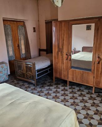 vecchi mobili camera cucina divano 