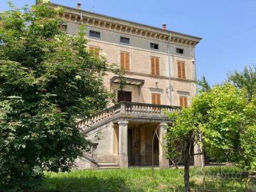 Palazzo / Stabile di 850 m² con più di 5 locali a 