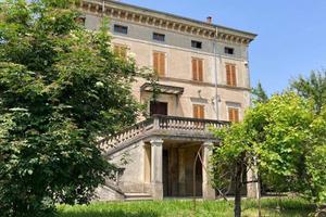 Palazzo / Stabile di 850 m² con più di 5 locali a 