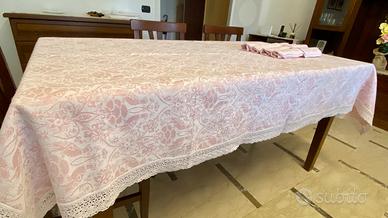 Tovaglia tipo tappeto con tovaglioli