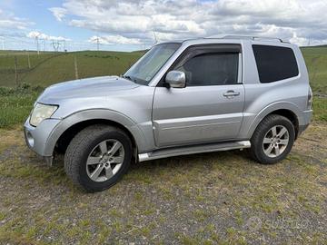 Mitsubishi Pajero 3.2 DI-D con gancio