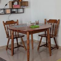tavolo tondo in legno massello e due sedie