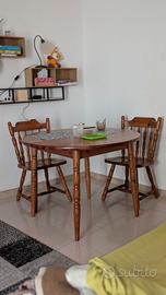 tavolo tondo in legno massello e due sedie