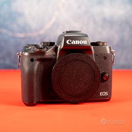 Canon EOS M5 APS-C, 2 batt. originali, scheda 64GB