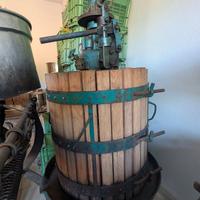 Torchio idraulico per vino