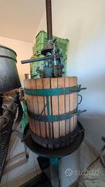 Torchio idraulico per vino