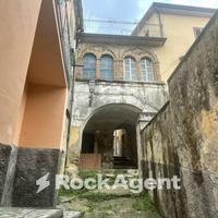 TRILOCALE IN VICOLO CARUSO