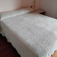 Copriletto matrimoniale all' uncinetto beige
