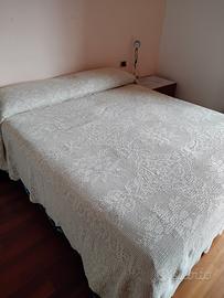 Copriletto matrimoniale all' uncinetto beige
