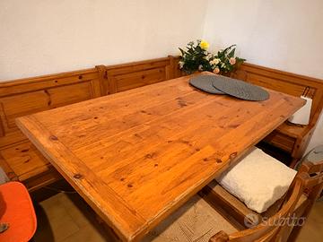 Tavolo in legno massello con cassapanca ad angolo