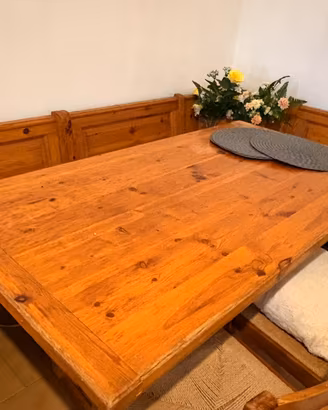 Tavolo in legno massello con cassapanca ad angolo