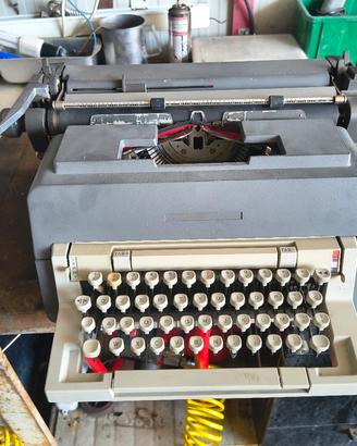 macchina da scrivere  Olivetti 