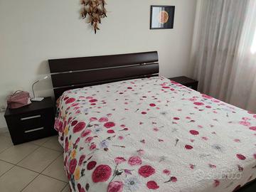 Letto matrimoniale venghe e due comodini