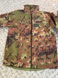 Completo impermeabile mimetico e anfibi.