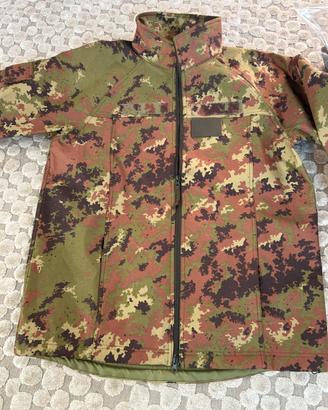 Completo impermeabile mimetico e anfibi.