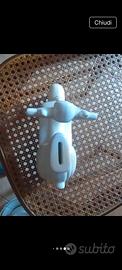 Salvadanaio in ceramica a forma di vespa 