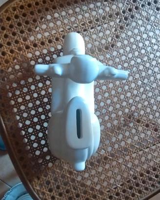 Salvadanaio in ceramica a forma di vespa 