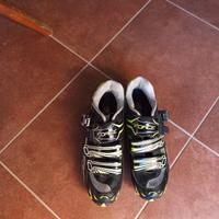 Scarpe montebike con gancio pedali.