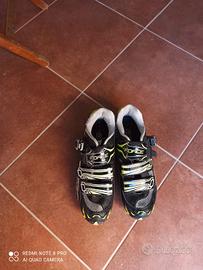 Scarpe montebike con gancio pedali.