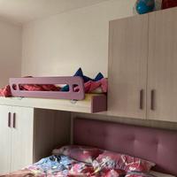 Letto soppalco con armadi e cassettoni