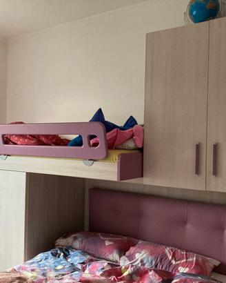 Letto soppalco con armadi e cassettoni
