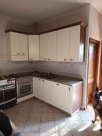 Cucina bianca con granito, forno e lavastoviglie.