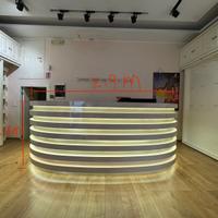 Bancone cassa curvo con illuminazione LED
