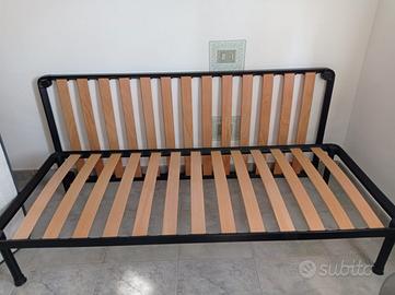 reti lettino singolo e  un materasso. 