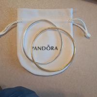 bracciale sinuoso Pandora. 