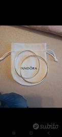 bracciale sinuoso Pandora. 
