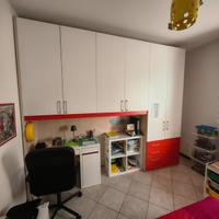 Cameretta: armadio a ponte + letto + libreria