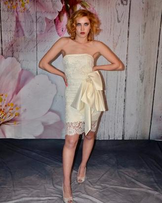 Abito pizzo corto sposa