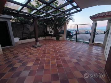 Appartamento con veranda vista mare e posto auto