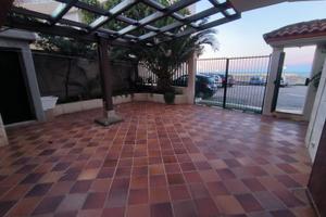 Appartamento con veranda vista mare e posto auto